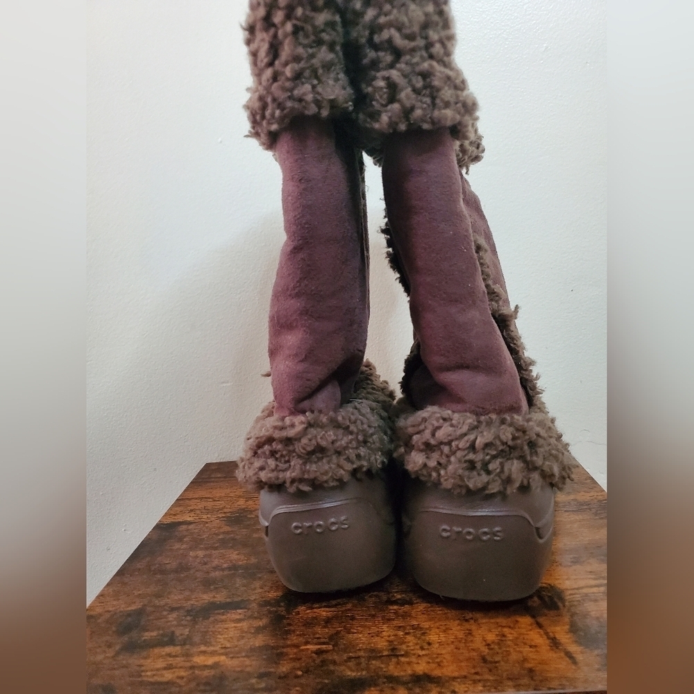 SOLD!! Womens CROCS Nadia Brown Sherpa Mid Calf Boots - Picture 6 of 10